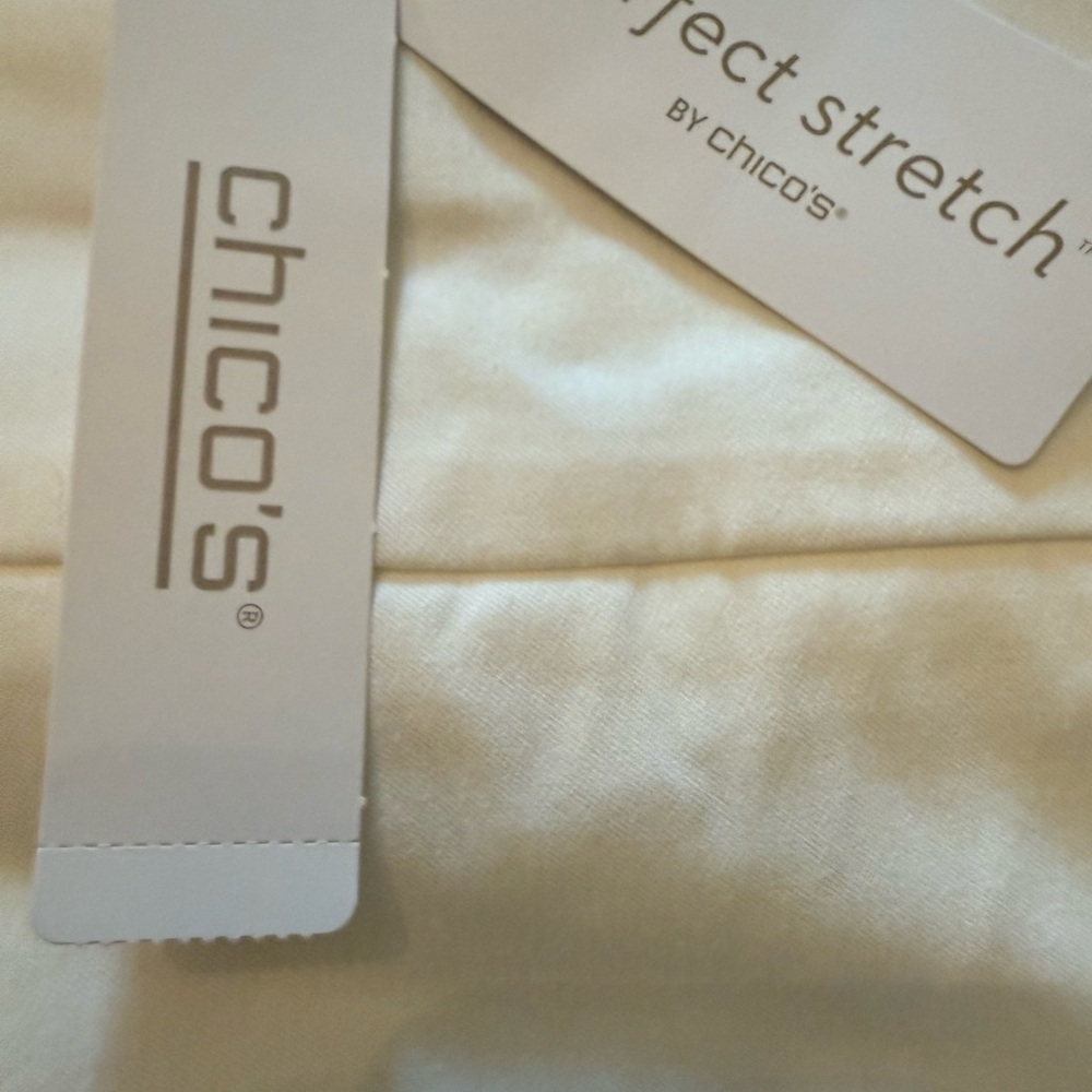 Chico's Elegant Alabaster Cream and Navy Stretch Fabric. 2 Skorts